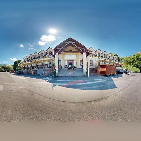 Hotel Hradna Brana Братислава Экстерьер фото